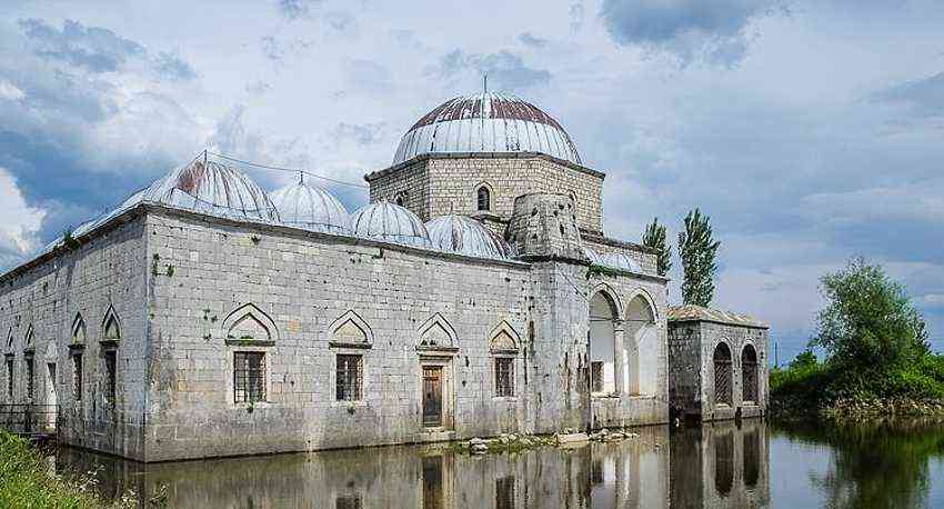 The Lead Mosque is located very close to the Rozafa Fortress